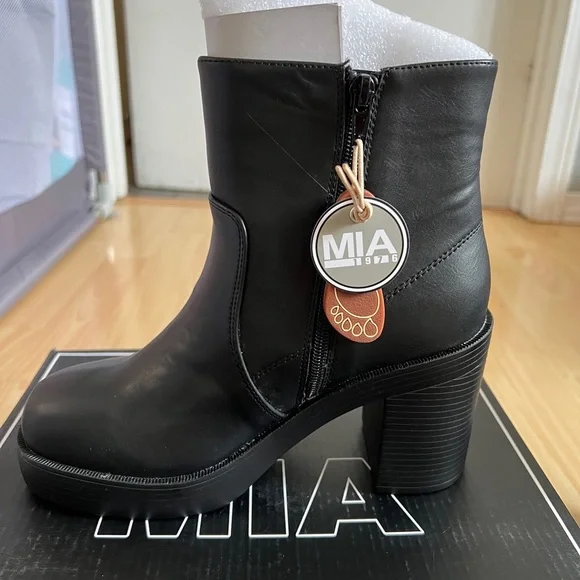 MIA McKenna black chunky heeled boots - Picture 5 of 6